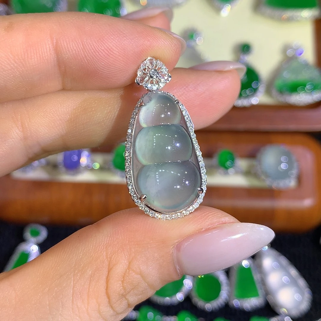 翡翠18K金镶嵌颈饰豆子