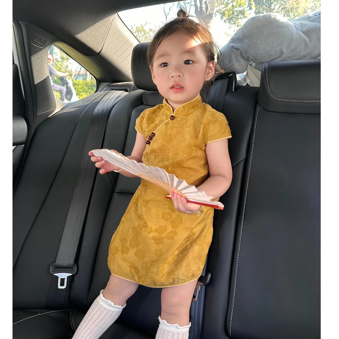 现货）2025中国风女童黄色旗袍裙夏季新中式立领改良盘扣连衣裙