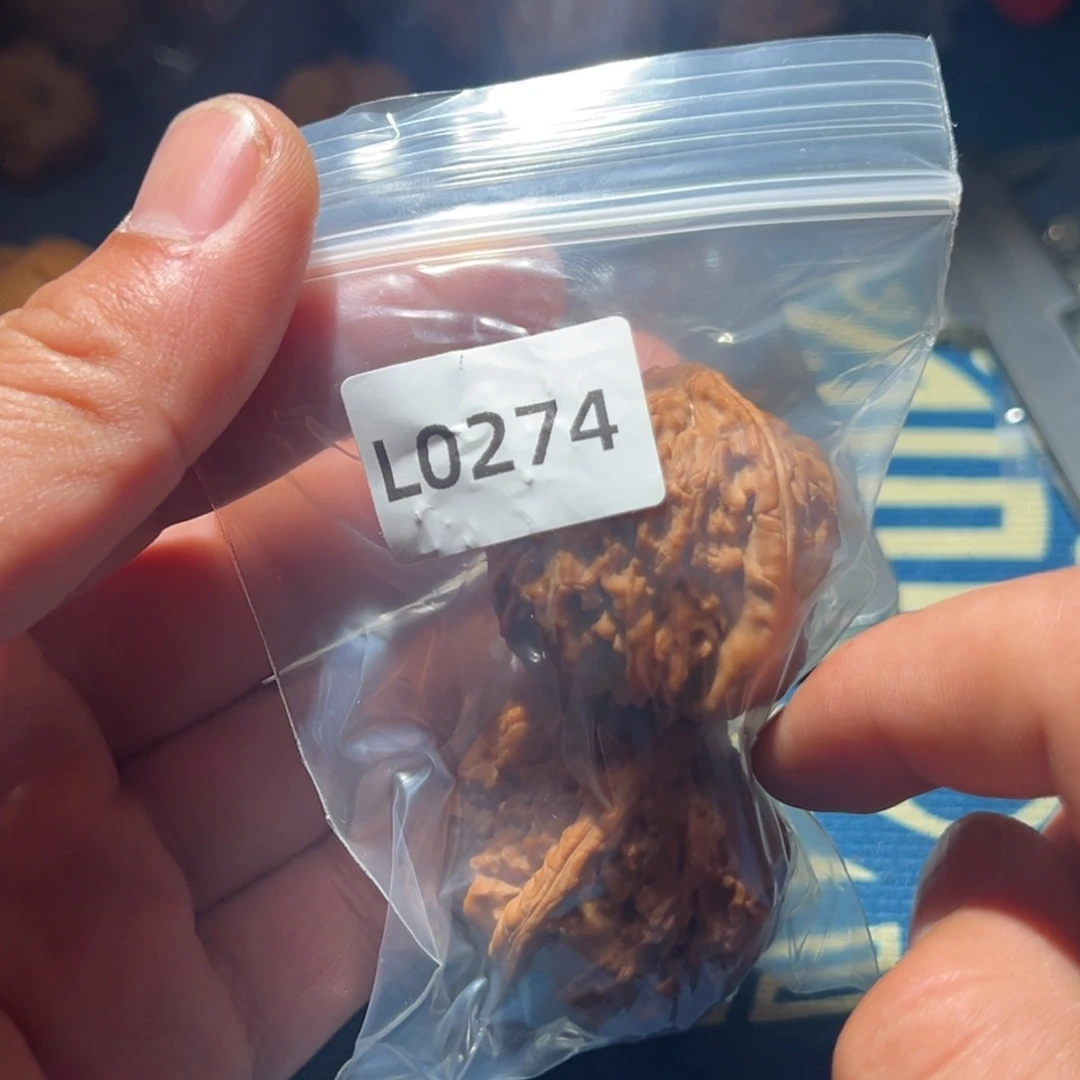 文玩核桃吊坠白狮子