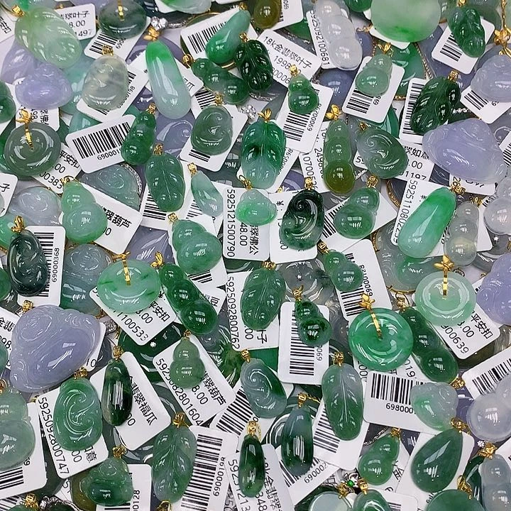 颈饰18K金镶嵌翡翠