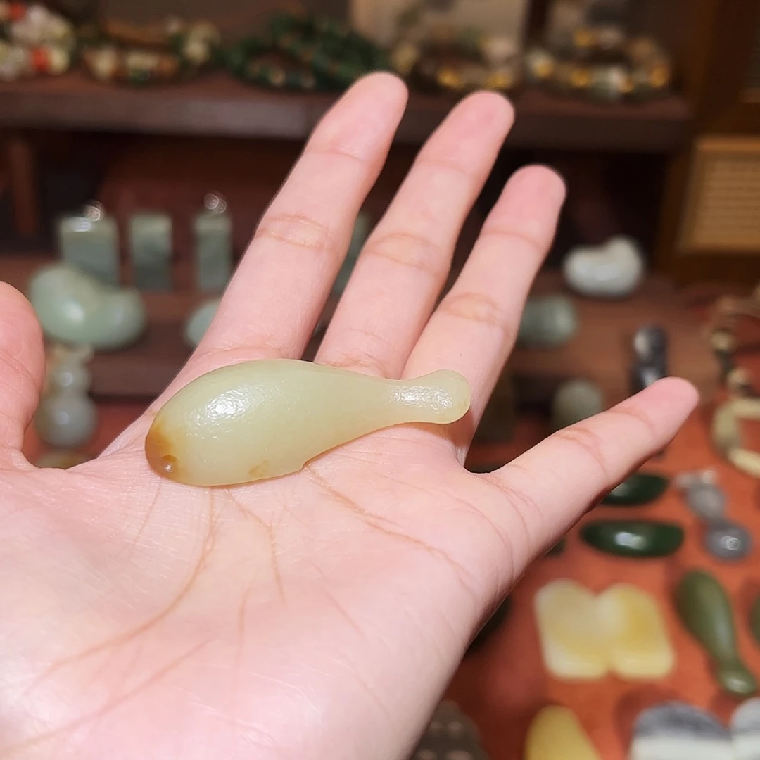 夏***天和田玉未镶嵌颈饰