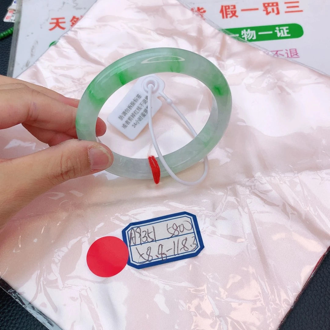 翡翠手镯未镶嵌我