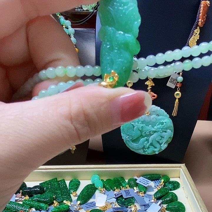翡翠未镶嵌颈饰吊坠