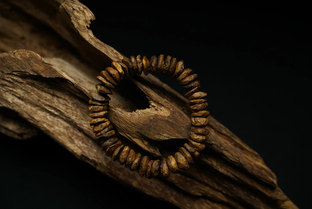 海南白棋楠随形珠片手串(多样性发货）