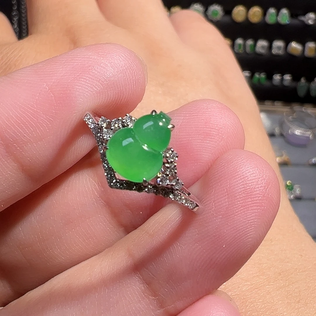 翡翠18K金镶嵌戒指绿葫芦翡翠戒指
