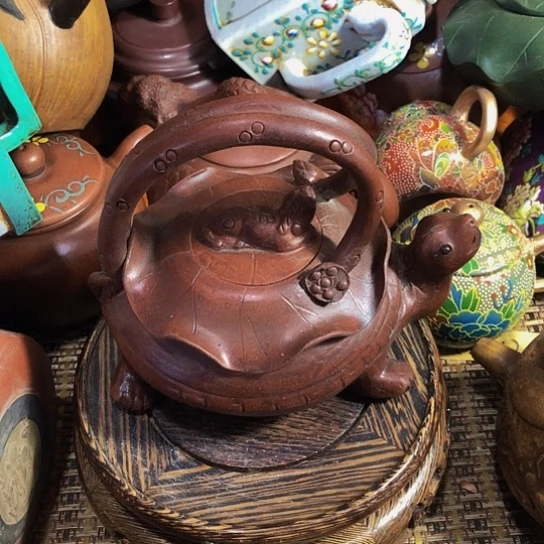 茶壶紫砂原矿泥料手工制作的一把紫砂壶。