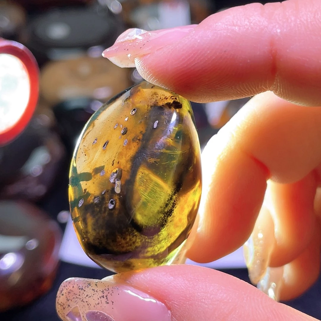 琥珀裸石未镶嵌。