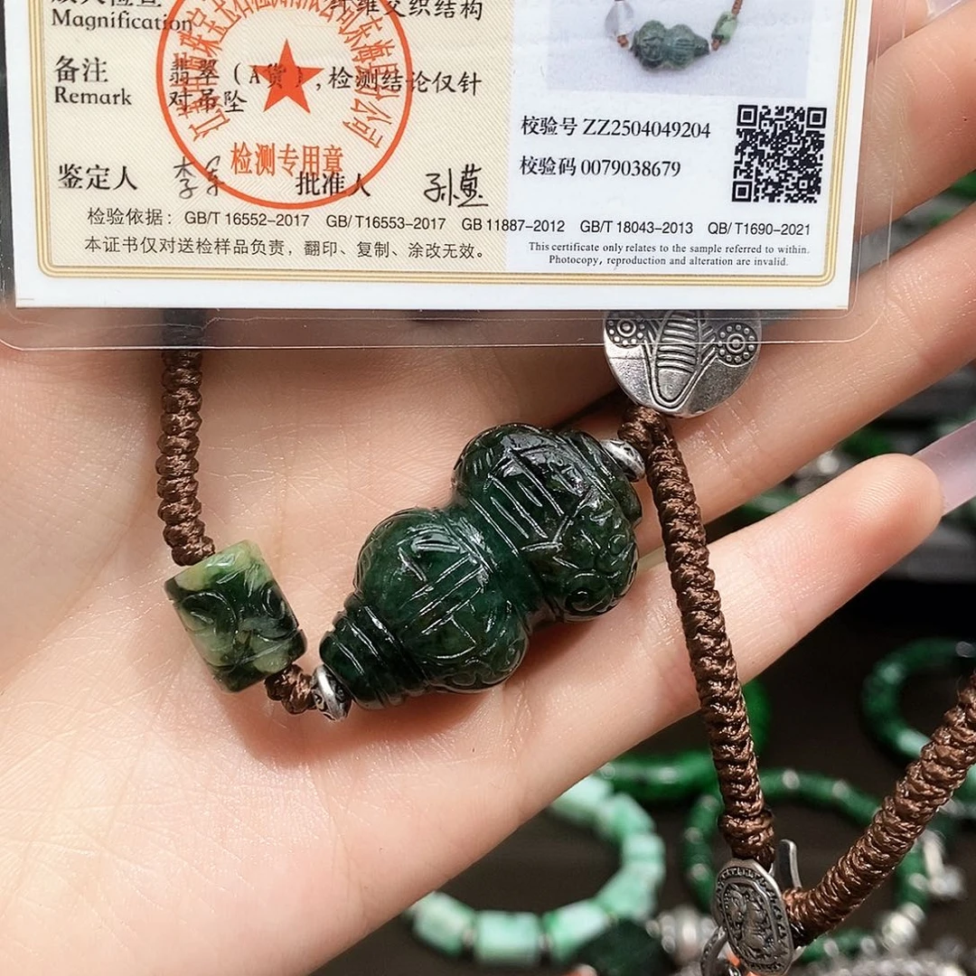 翡翠未镶嵌颈饰漂亮美眉