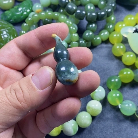 颈饰未镶嵌岫岩河磨玉（透闪石质玉）天****)