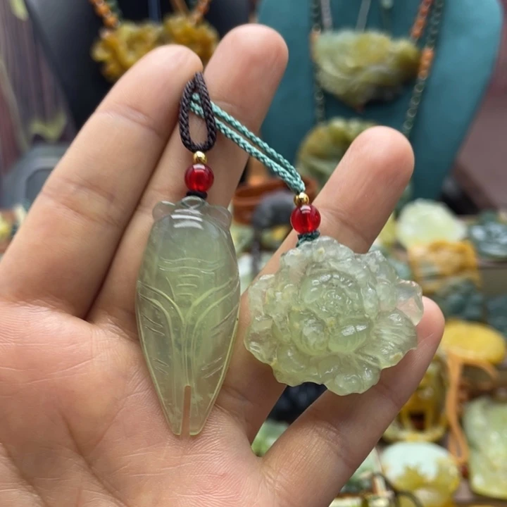 蛇纹石玉未镶嵌颈饰