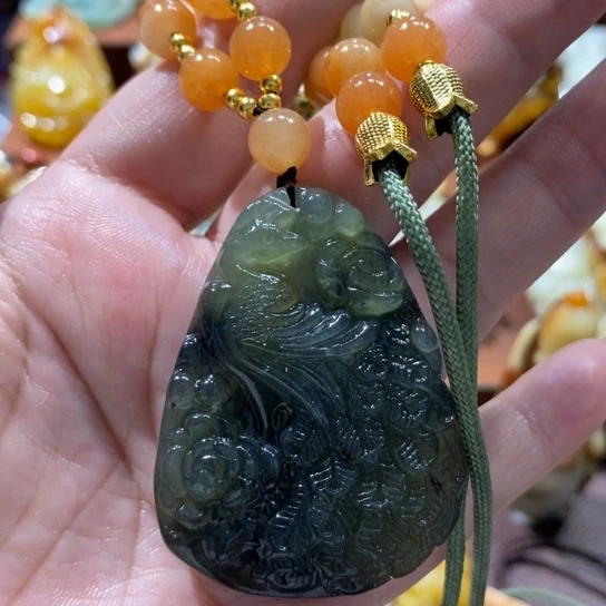 蛇纹石玉未镶嵌颈饰