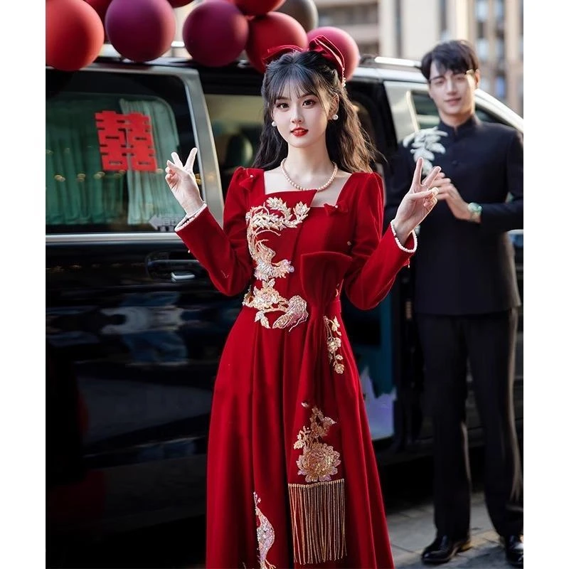 酒红色敬酒服新娘2025新款方领订婚连衣裙穿搭回门礼服高级感冬季