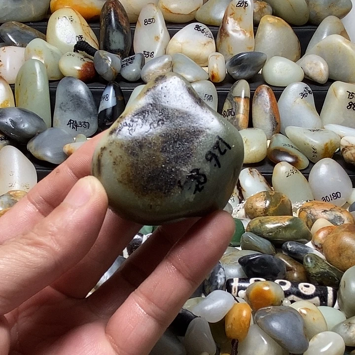 颈饰未镶嵌和田玉黑油皮青花籽