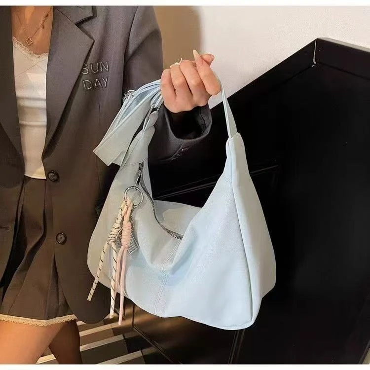 高级感包包女士2025新款潮丝绒简约休闲单肩包上课通勤斜挎饺子包