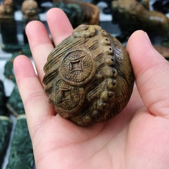 未镶嵌岫岩河磨玉（透闪石质玉）把件