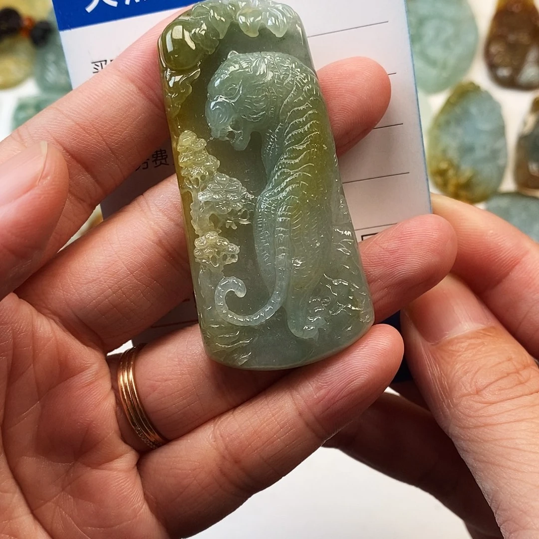 翡翠未镶嵌颈饰虎