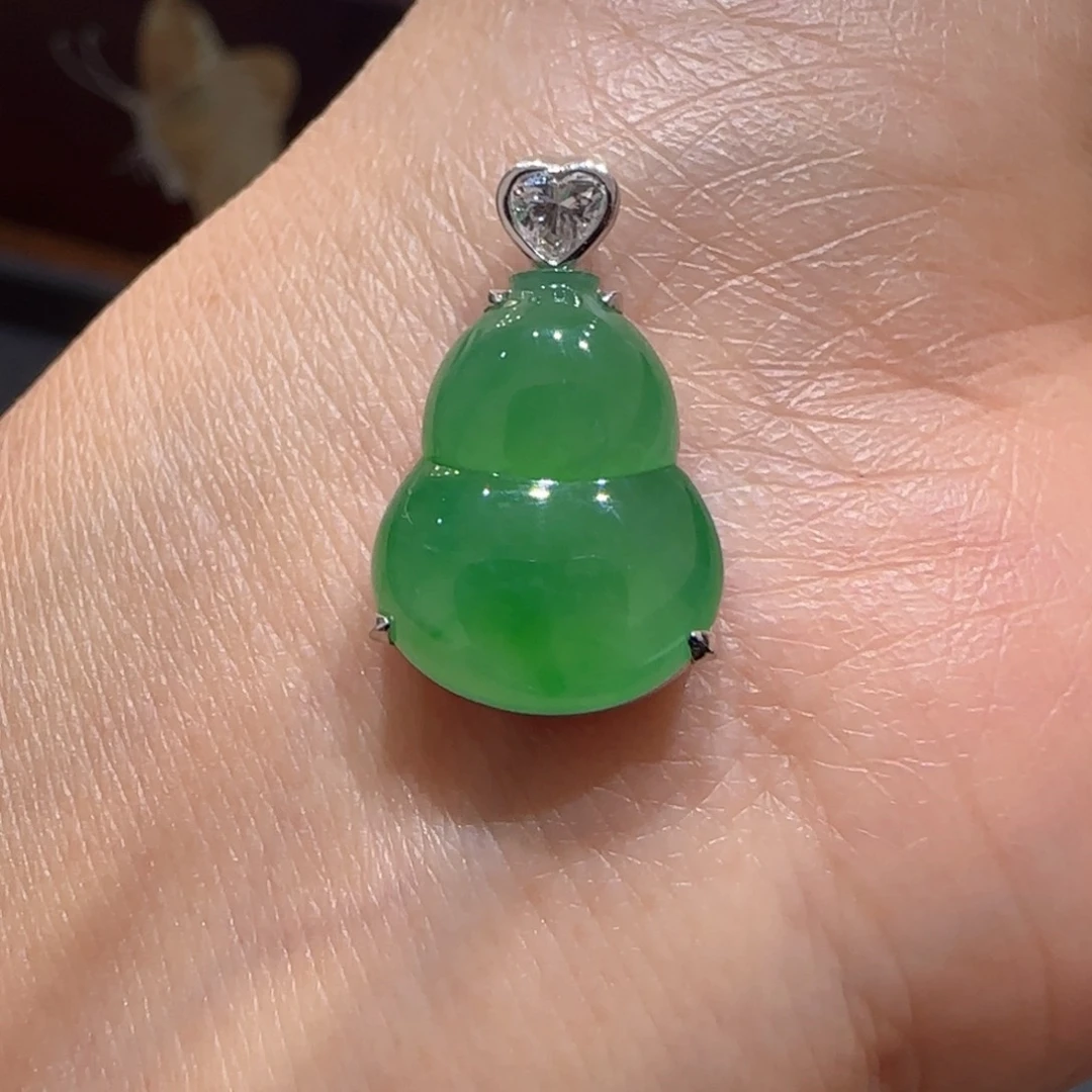翡翠18K金镶嵌颈饰葫芦