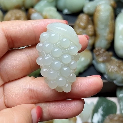 和田玉未镶嵌颈饰龍**神