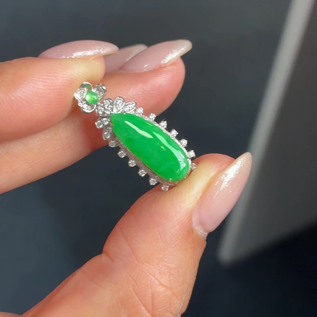 翡翠18K金镶嵌颈饰