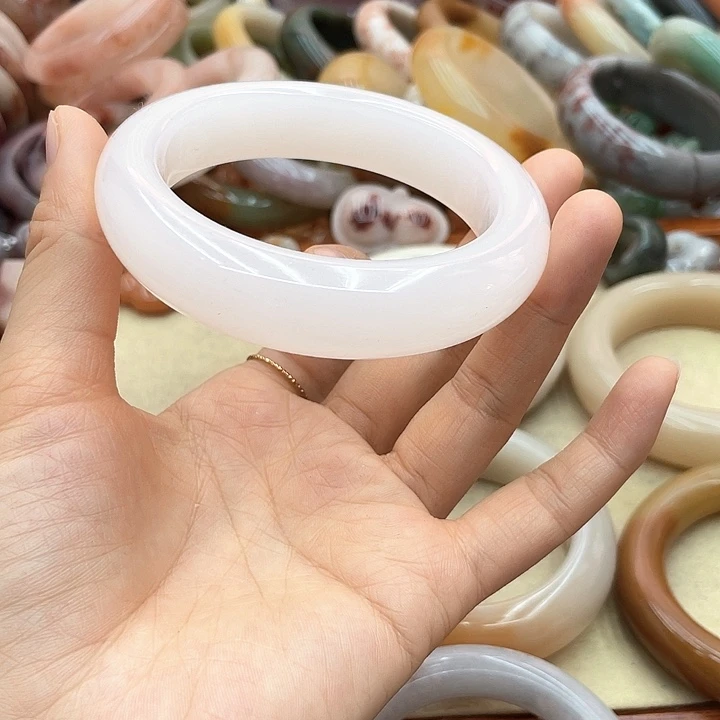 石英质玉圈口齐全未镶嵌椰**?