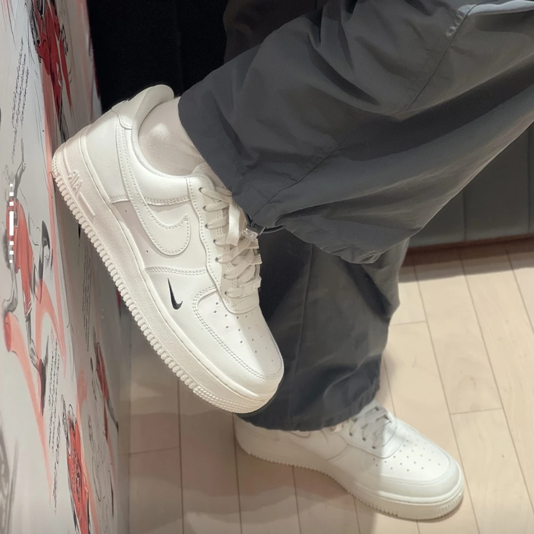 NIKE/耐克『琥珀流光』女子白色双钩空军一号休闲运动板鞋HF1058133