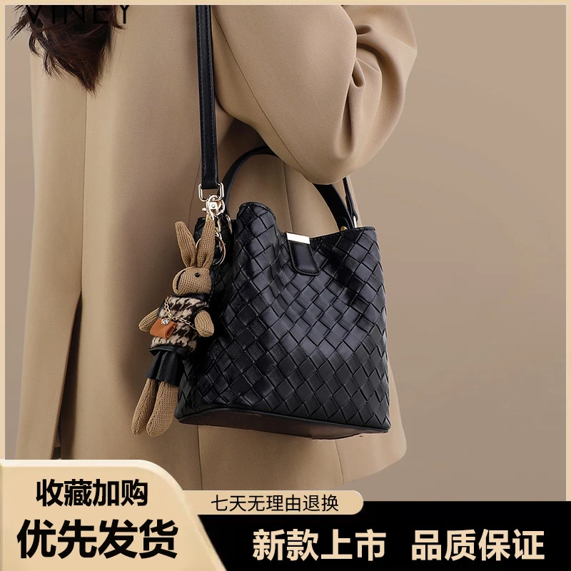高级质感手提水桶包包女式2025新款超火上班通勤单肩斜挎编织包