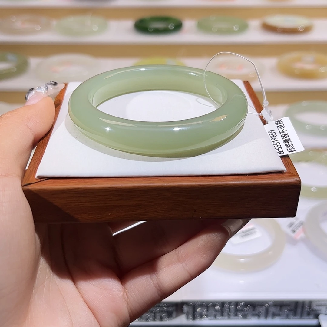 和田玉未镶嵌手镯高冰葡萄肉