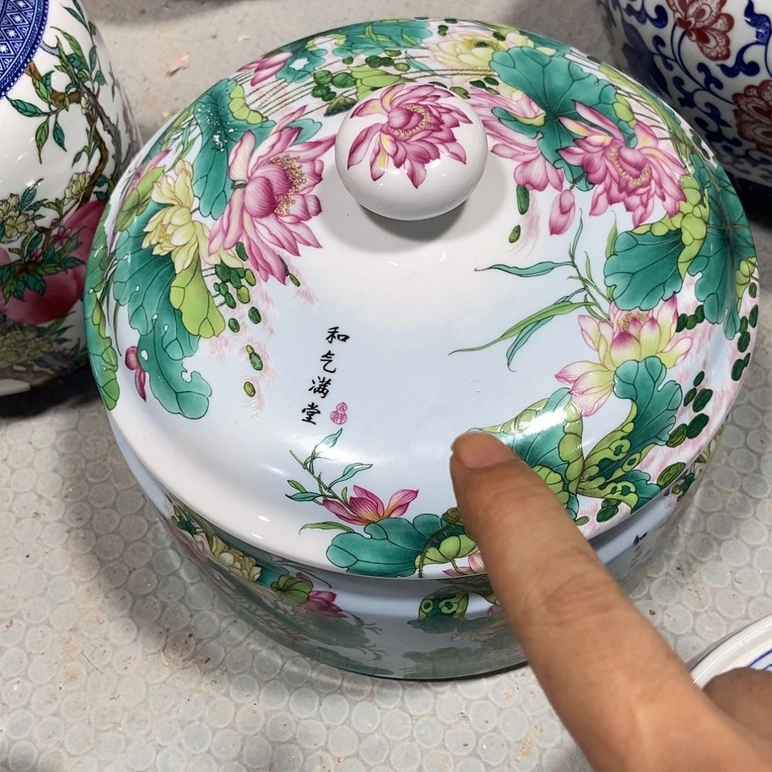 何****瓷片景德镇陶瓷罐一个