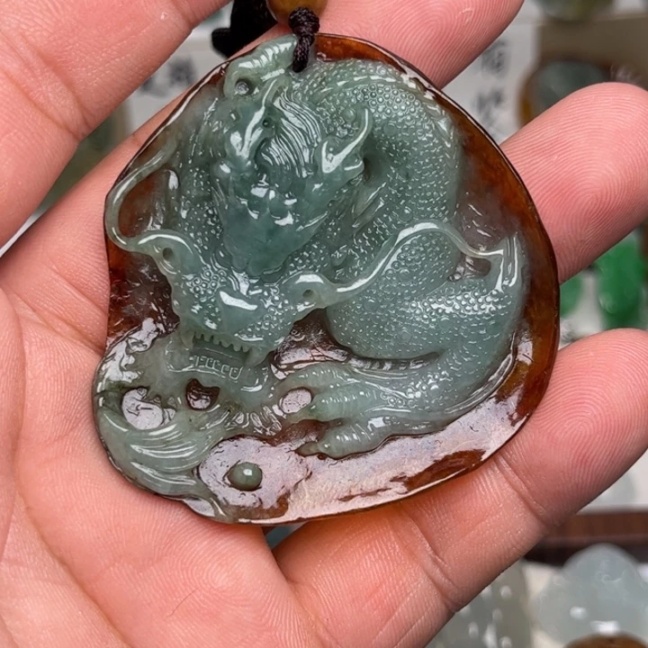 翡翠未镶嵌颈饰龙