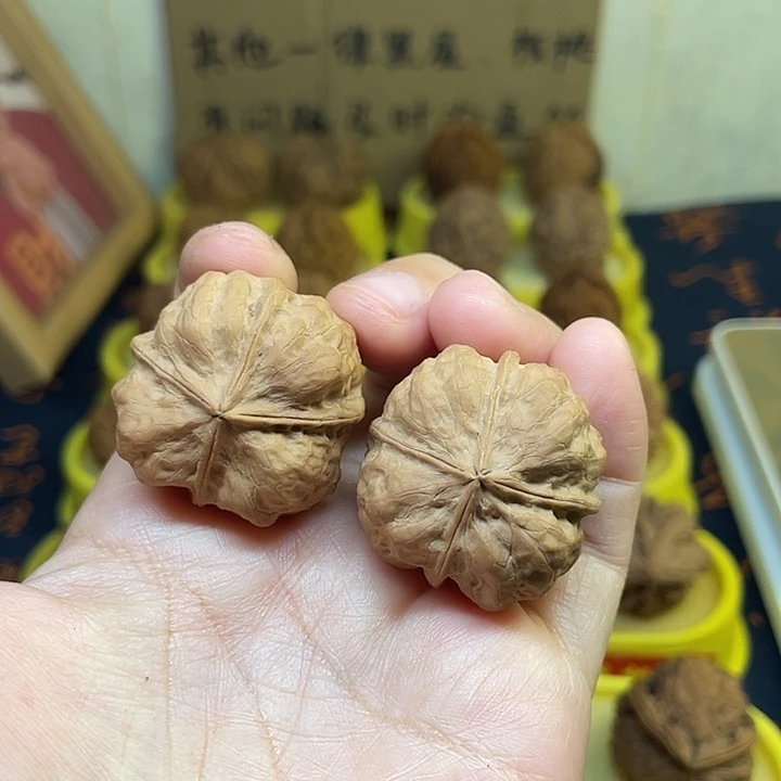 文玩核桃把件20、血舍利四棱34