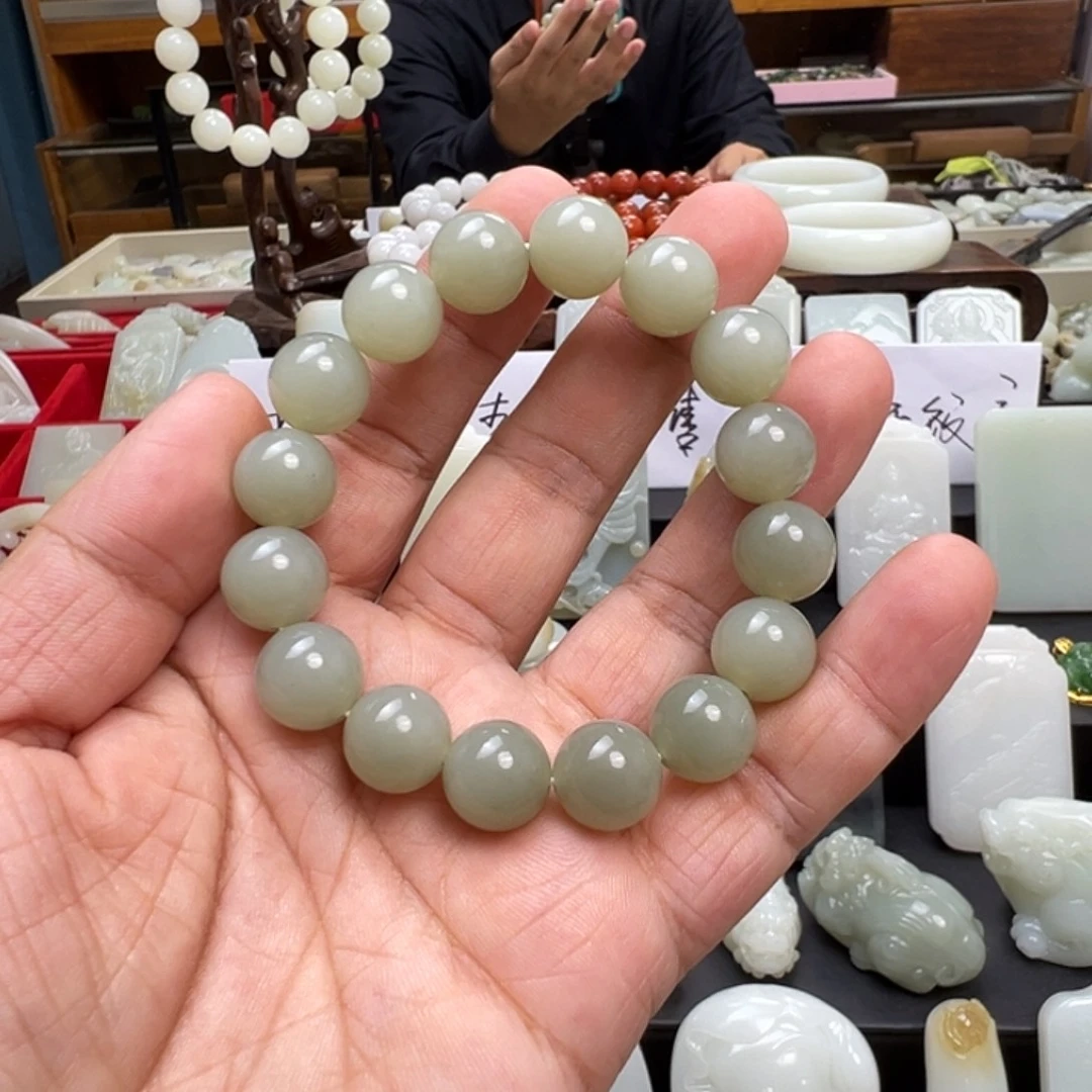 给***)和田玉未镶嵌颈饰