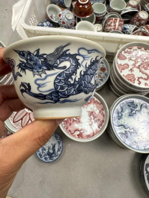 景德镇青花铠甲龙中号压手杯60cc