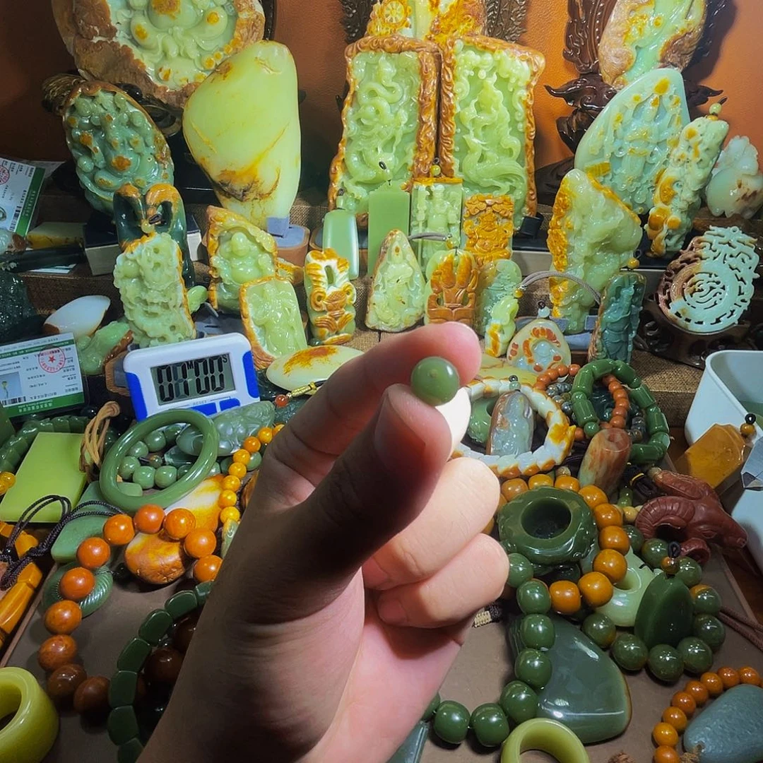 国***利未镶嵌透闪石质玉珠宝奇石