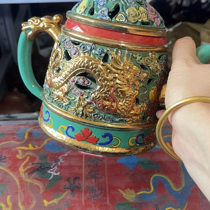 茶壶紫砂原矿泥料手工制作的一把紫砂壶。