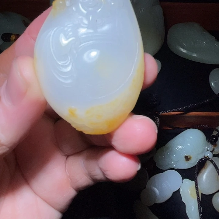 李***和田玉（白玉）未镶嵌颈饰