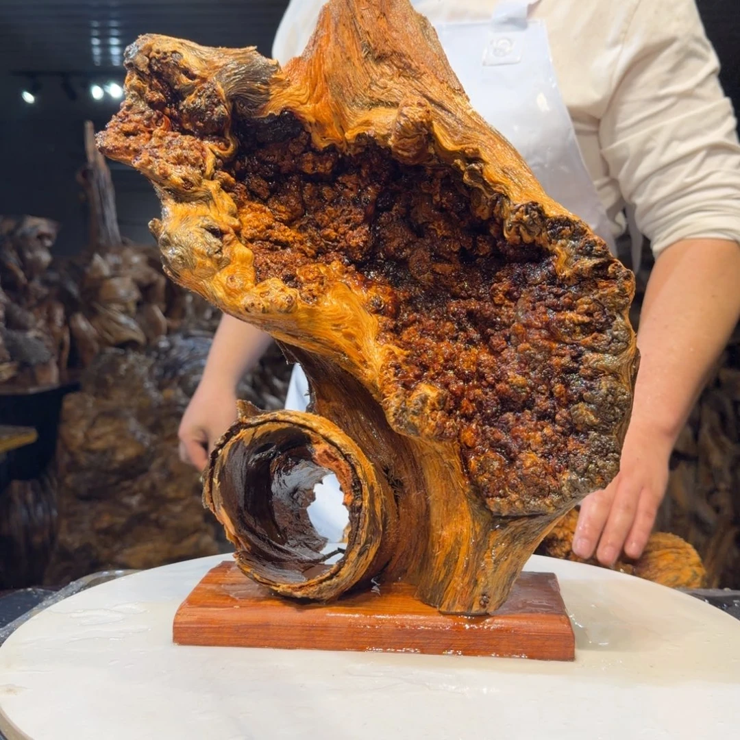 ****满木王一刀琥珀木摆件138