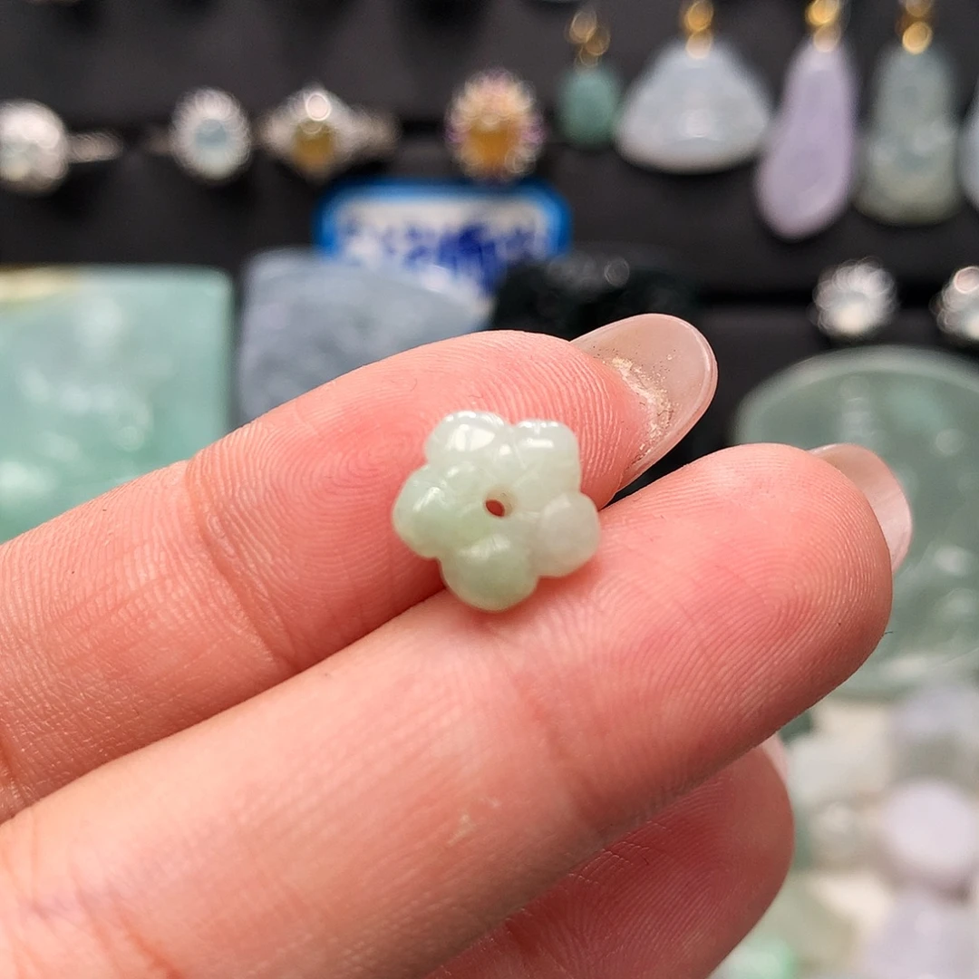 翡翠未镶嵌颈饰莲花