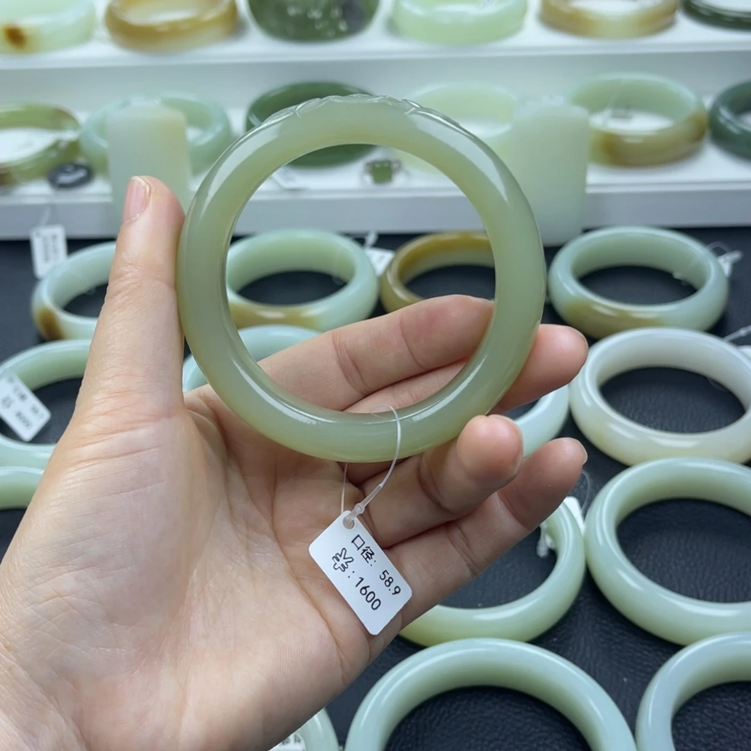 和田玉手镯未镶嵌