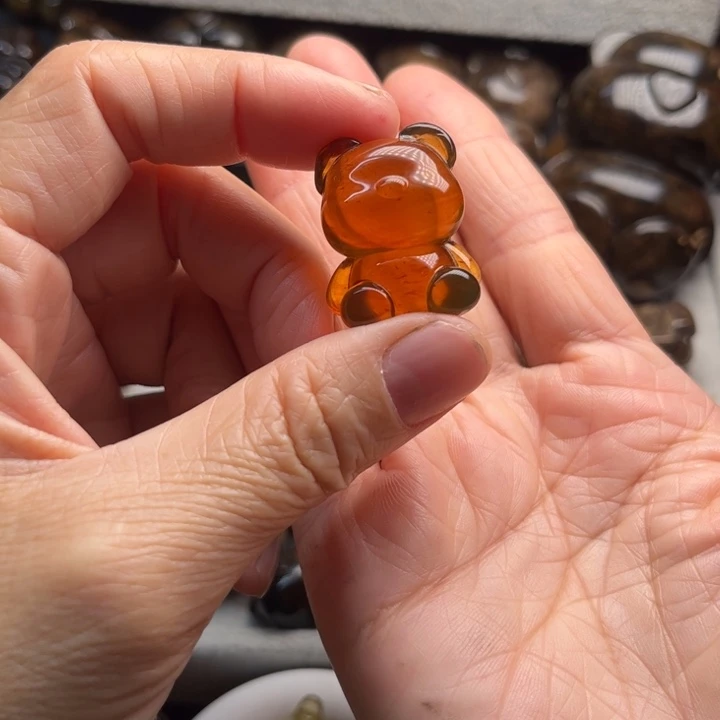 琥珀未镶嵌颈饰熊