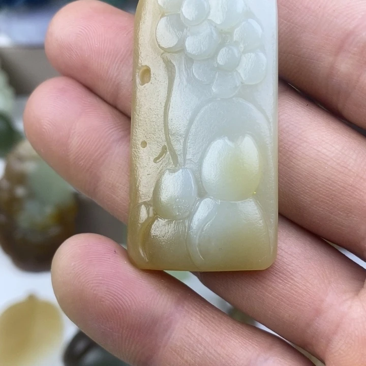 小***姐和田玉（糖玉）未镶嵌颈饰