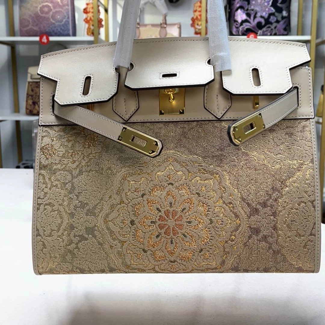 织绣高定风雨中的花朵，倔强又美丽。