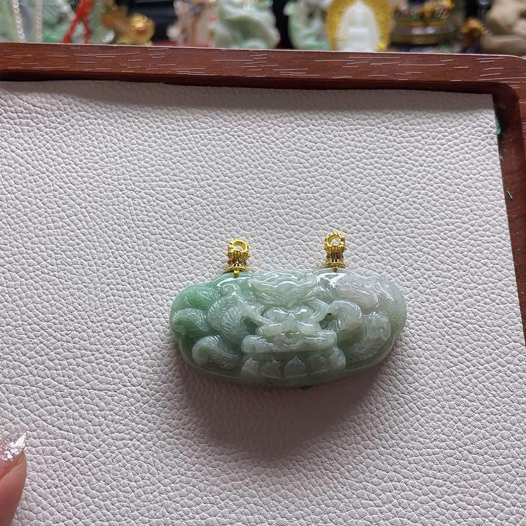 翡翠未镶嵌颈饰狐锁锁