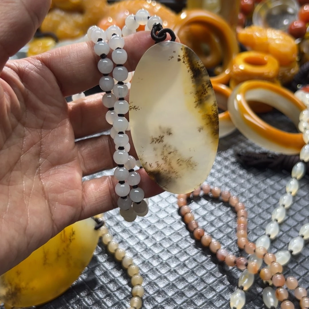 石英质玉未镶嵌颈饰