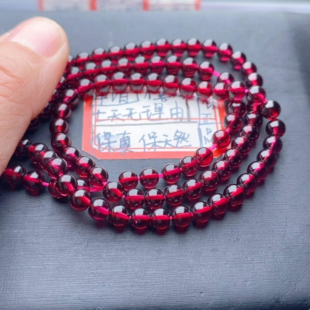 娇***姐未镶嵌石榴石手链专柜，小绿豆大小