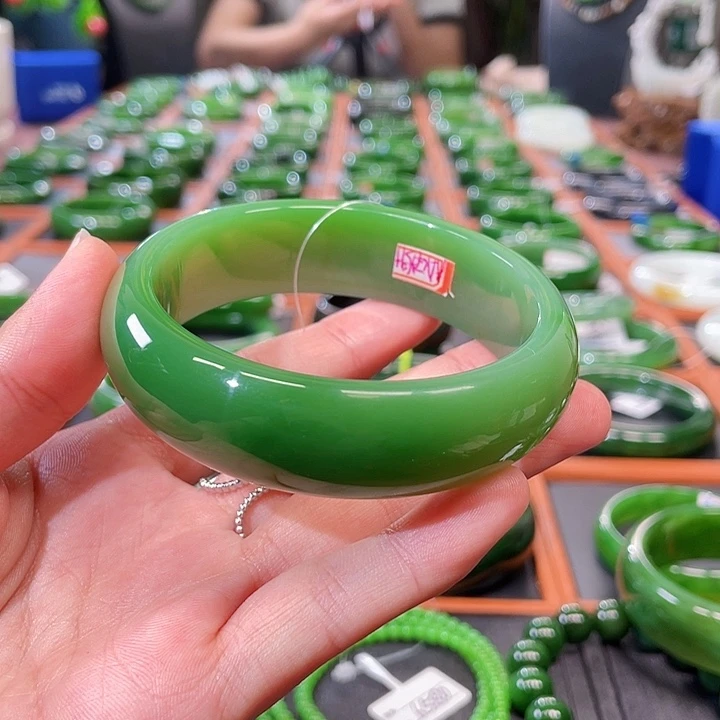 和田玉手镯未镶嵌高货粉绿