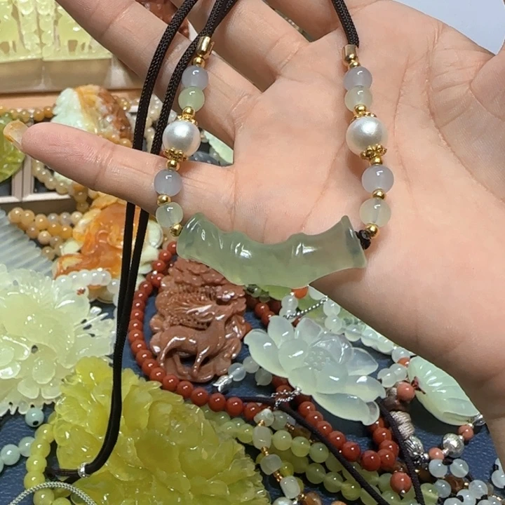 合金蛇纹石玉吊坠