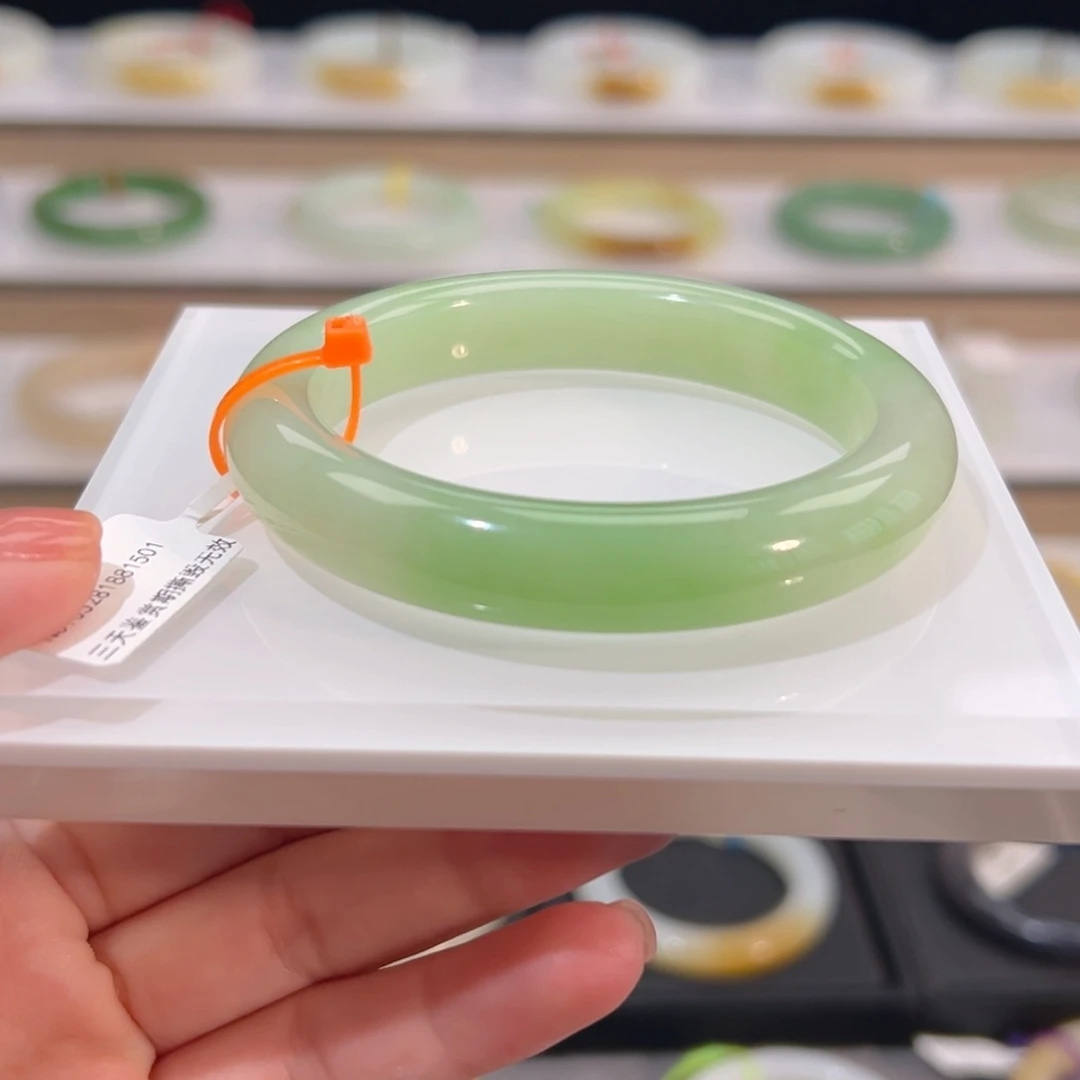 和田玉手镯未镶嵌满翠