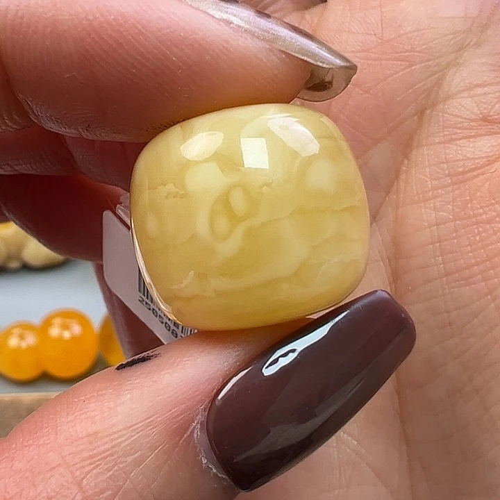 蜜蜡未镶嵌珠宝奇石