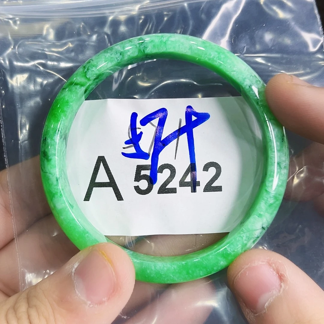 翡翠手镯未镶嵌微瑕