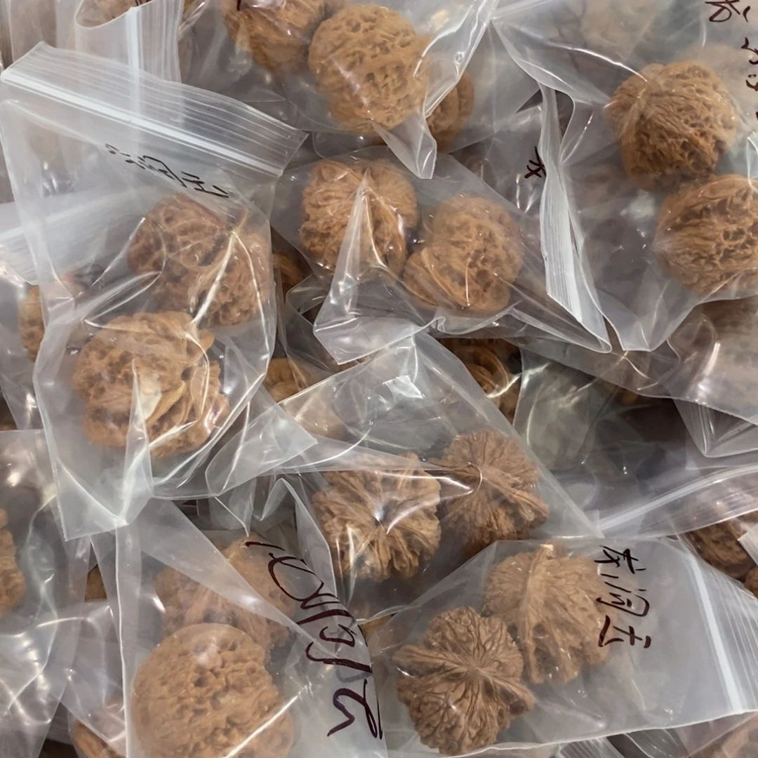 文玩核桃吊坠龙洞玉有瑕疵